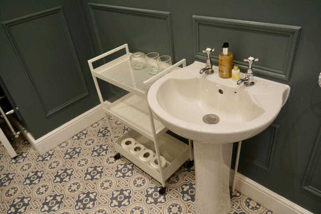 Apartamento Epic Location, Views & Large Private Terrace Windsor Exterior foto