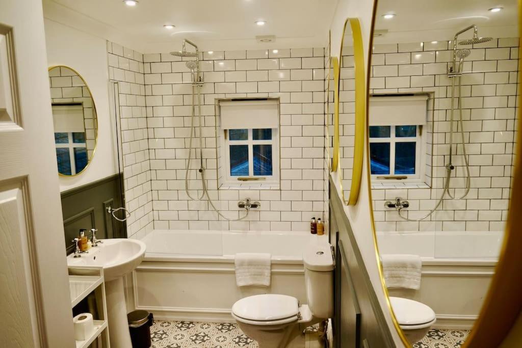 Apartamento Epic Location, Views & Large Private Terrace Windsor Exterior foto